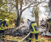 Brandstifter schlägt am helligten Tag zu - Nachbarn in Angst - In Ossweiler Gartensiedlung brennt ein Gartenhaus ab