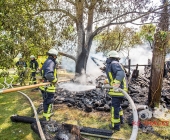 Brandstifter schlägt am helligten Tag zu - Nachbarn in Angst - In Ossweiler Gartensiedlung brennt ein Gartenhaus ab