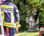 Brandstifter schlägt am helligten Tag zu - Nachbarn in Angst - In Ossweiler Gartensiedlung brennt ein Gartenhaus ab