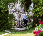 Brandstifter schlägt am helligten Tag zu - Nachbarn in Angst - In Ossweiler Gartensiedlung brennt ein Gartenhaus ab