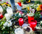 Bilder der Gedenkstätte - Fußgänger beim überqueren der Fahrbahn von Auto erfasst und getötet