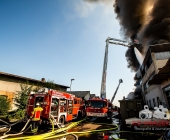 Großbrand in Remseck - Landkreise Helfen sich aus -  Waffenfund bei Löscheinsatz - Feuerwehrmann verletzt