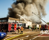 Großbrand in Remseck - Landkreise Helfen sich aus -  Waffenfund bei Löscheinsatz - Feuerwehrmann verletzt