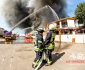 Großbrand in Remseck - Landkreise Helfen sich aus -  Waffenfund bei Löscheinsatz - Feuerwehrmann verletzt