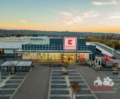 Das Kaufland in Steinheim an der Murr ist neu eröffnet. Luftaufnahmen in der Abenddämmerung.