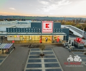 Das Kaufland in Steinheim an der Murr ist neu eröffnet. Luftaufnahmen in der Abenddämmerung.
