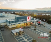 Das Kaufland in Steinheim an der Murr ist neu eröffnet. Luftaufnahmen in der Abenddämmerung.