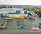Das Kaufland in Steinheim an der Murr ist neu eröffnet. Luftaufnahmen in der Abenddämmerung.