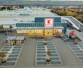 Das Kaufland in Steinheim an der Murr ist neu eröffnet. Luftaufnahmen in der Abenddämmerung.