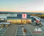 Das Kaufland in Steinheim an der Murr ist neu eröffnet. Luftaufnahmen in der Abenddämmerung.