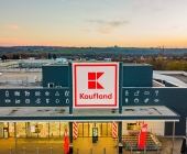 Das Kaufland in Steinheim an der Murr ist neu eröffnet. Luftaufnahmen in der Abenddämmerung.