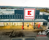 Das Kaufland in Steinheim an der Murr ist neu eröffnet. Luftaufnahmen in der Abenddämmerung.