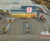 Das Kaufland in Steinheim an der Murr ist neu eröffnet. Luftaufnahmen in der Abenddämmerung.
