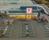 Das Kaufland in Steinheim an der Murr ist neu eröffnet. Luftaufnahmen in der Abenddämmerung.
