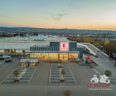 Das Kaufland in Steinheim an der Murr ist neu eröffnet. Luftaufnahmen in der Abenddämmerung.