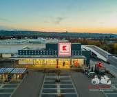 Das Kaufland in Steinheim an der Murr ist neu eröffnet. Luftaufnahmen in der Abenddämmerung.