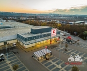 Das Kaufland in Steinheim an der Murr ist neu eröffnet. Luftaufnahmen in der Abenddämmerung.