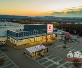 Das Kaufland in Steinheim an der Murr ist neu eröffnet. Luftaufnahmen in der Abenddämmerung.