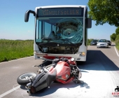 Krad kracht frontal in Linienbus auf einer LandstraÃe