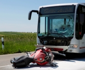 Krad kracht frontal in Linienbus auf einer LandstraÃe