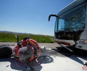 Krad kracht frontal in Linienbus auf einer LandstraÃe