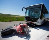 Krad kracht frontal in Linienbus auf einer LandstraÃe