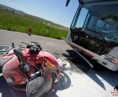 Krad kracht frontal in Linienbus auf einer LandstraÃe