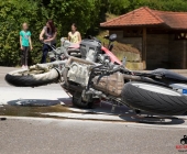 Krad kracht frontal in Linienbus auf einer LandstraÃe