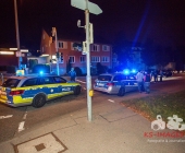 Bandenkrieg? - Gruppe Russen von anderer Personengruppe angegriffen - Einer niedergestochen mehrere Verletzte ein zertrümmerter PKW aus der Straße