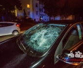 Bandenkrieg? - Gruppe Russen von anderer Personengruppe angegriffen - Einer niedergestochen mehrere Verletzte ein zertrümmerter PKW aus der Straße