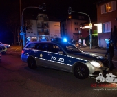 Bandenkrieg? - Gruppe Russen von anderer Personengruppe angegriffen - Einer niedergestochen mehrere Verletzte ein zertrümmerter PKW aus der Straße