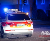 Bandenkrieg? - Gruppe Russen von anderer Personengruppe angegriffen - Einer niedergestochen mehrere Verletzte ein zertrümmerter PKW aus der Straße