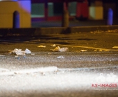 Bandenkrieg? - Gruppe Russen von anderer Personengruppe angegriffen - Einer niedergestochen mehrere Verletzte ein zertrümmerter PKW aus der Straße