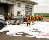 Fahrzeugbrand greift auf weiteren PKW über - Beide Fahrzeuge stehen dicht an Karrosserie und Lackbetrieb - Gebäude verraucht