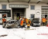 Fahrzeugbrand greift auf weiteren PKW über - Beide Fahrzeuge stehen dicht an Karrosserie und Lackbetrieb - Gebäude verraucht
