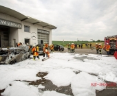 Fahrzeugbrand greift auf weiteren PKW über - Beide Fahrzeuge stehen dicht an Karrosserie und Lackbetrieb - Gebäude verraucht