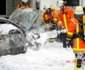 Fahrzeugbrand greift auf weiteren PKW über - Beide Fahrzeuge stehen dicht an Karrosserie und Lackbetrieb - Gebäude verraucht