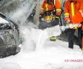 Fahrzeugbrand greift auf weiteren PKW über - Beide Fahrzeuge stehen dicht an Karrosserie und Lackbetrieb - Gebäude verraucht