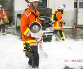 Fahrzeugbrand greift auf weiteren PKW über - Beide Fahrzeuge stehen dicht an Karrosserie und Lackbetrieb - Gebäude verraucht