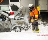 Fahrzeugbrand greift auf weiteren PKW über - Beide Fahrzeuge stehen dicht an Karrosserie und Lackbetrieb - Gebäude verraucht