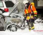 Fahrzeugbrand greift auf weiteren PKW über - Beide Fahrzeuge stehen dicht an Karrosserie und Lackbetrieb - Gebäude verraucht