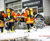 Fahrzeugbrand greift auf weiteren PKW über - Beide Fahrzeuge stehen dicht an Karrosserie und Lackbetrieb - Gebäude verraucht