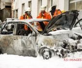 Fahrzeugbrand greift auf weiteren PKW über - Beide Fahrzeuge stehen dicht an Karrosserie und Lackbetrieb - Gebäude verraucht