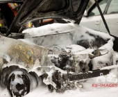 Fahrzeugbrand greift auf weiteren PKW über - Beide Fahrzeuge stehen dicht an Karrosserie und Lackbetrieb - Gebäude verraucht