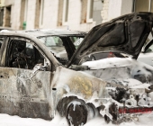 Fahrzeugbrand greift auf weiteren PKW über - Beide Fahrzeuge stehen dicht an Karrosserie und Lackbetrieb - Gebäude verraucht