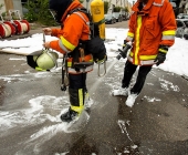 Fahrzeugbrand greift auf weiteren PKW über - Beide Fahrzeuge stehen dicht an Karrosserie und Lackbetrieb - Gebäude verraucht