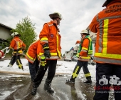 Fahrzeugbrand greift auf weiteren PKW über - Beide Fahrzeuge stehen dicht an Karrosserie und Lackbetrieb - Gebäude verraucht