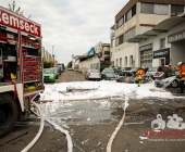 Fahrzeugbrand greift auf weiteren PKW über - Beide Fahrzeuge stehen dicht an Karrosserie und Lackbetrieb - Gebäude verraucht