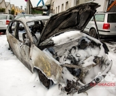 Fahrzeugbrand greift auf weiteren PKW über - Beide Fahrzeuge stehen dicht an Karrosserie und Lackbetrieb - Gebäude verraucht