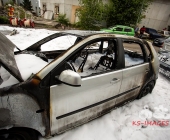 Fahrzeugbrand greift auf weiteren PKW über - Beide Fahrzeuge stehen dicht an Karrosserie und Lackbetrieb - Gebäude verraucht